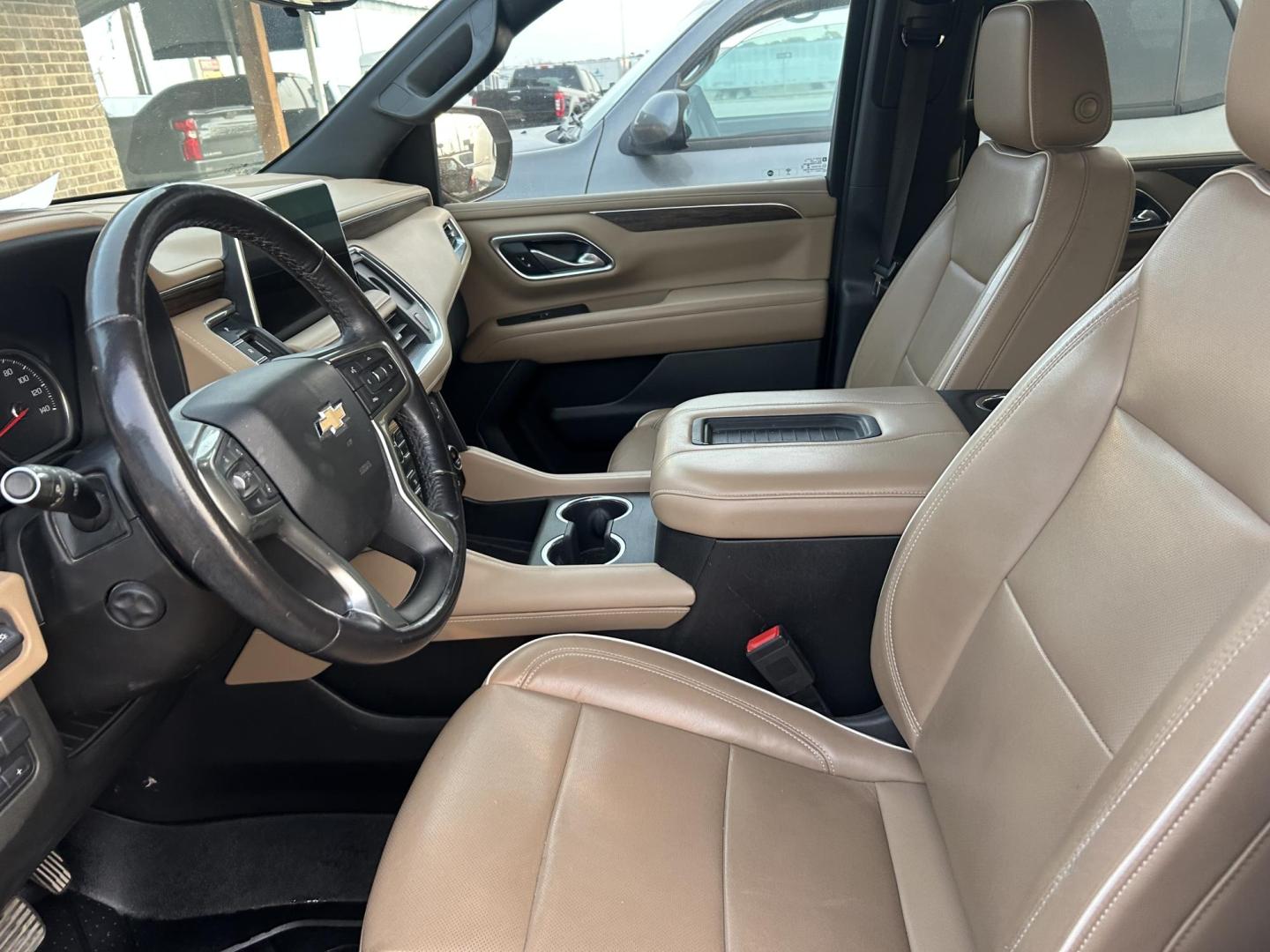 2021 White Chevrolet Tahoe Premier (1GNSCSKD6MR) with an 5.3L V8 OHV 16V engine, 10A transmission, located at 1687 Business 35 S, New Braunfels, TX, 78130, (830) 625-7159, 29.655487, -98.051491 - Photo#12