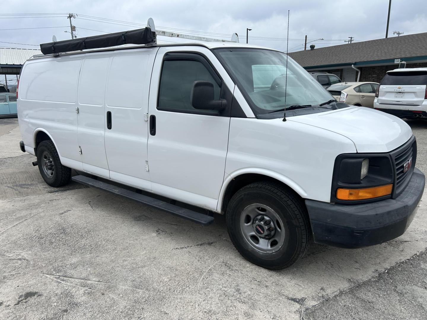 2014 White GMC Savana G2500 Extended Cargo CAMPER CONVERSION (1GTW7GCA3E1) with an 4.8L V8 OHV 16V FFV engine, 6-Speed Automatic transmission, located at 1687 Business 35 S, New Braunfels, TX, 78130, (830) 625-7159, 29.655487, -98.051491 - Photo#1