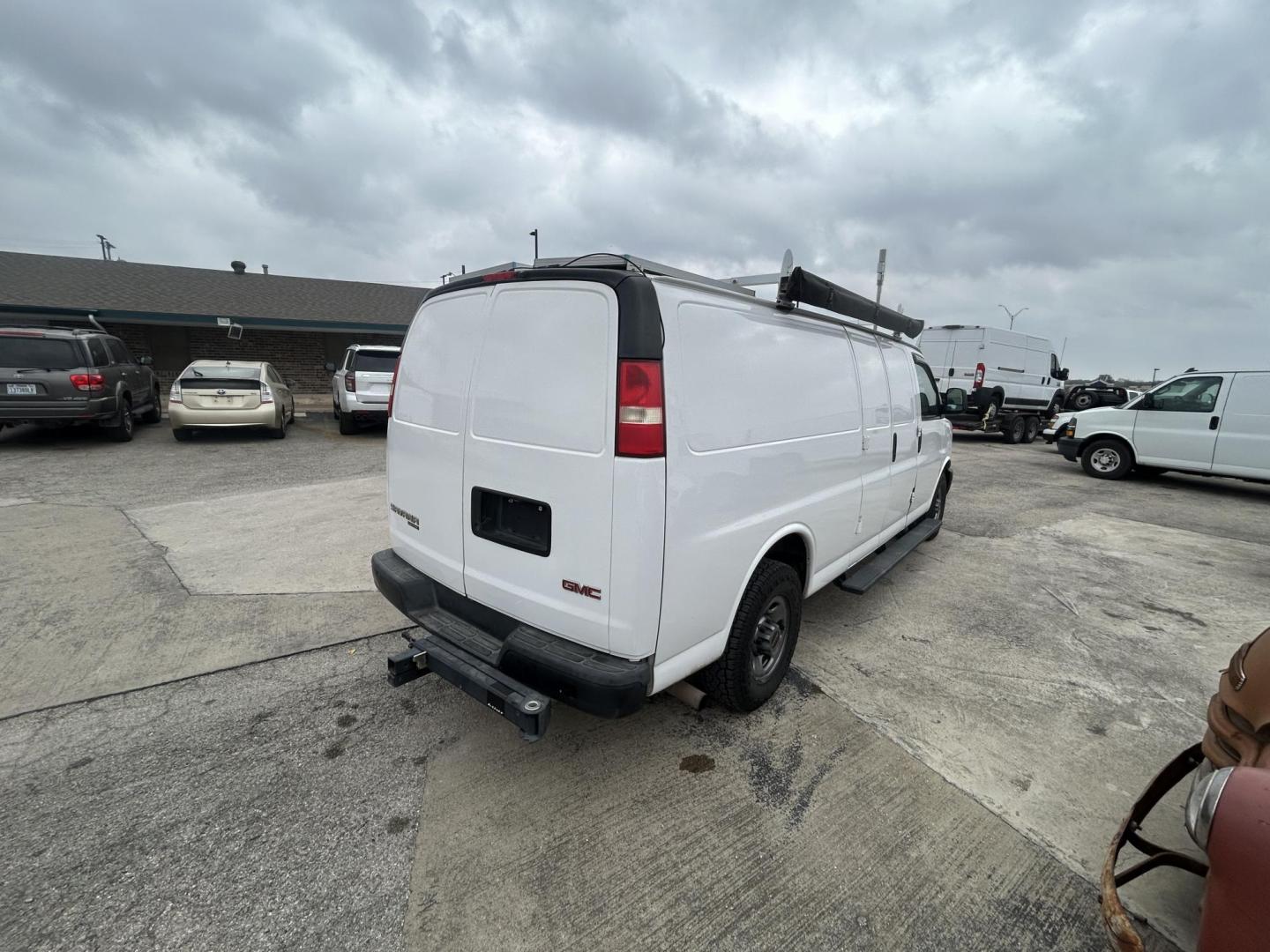 2014 White GMC Savana G2500 Extended Cargo CAMPER CONVERSION (1GTW7GCA3E1) with an 4.8L V8 OHV 16V FFV engine, 6-Speed Automatic transmission, located at 1687 Business 35 S, New Braunfels, TX, 78130, (830) 625-7159, 29.655487, -98.051491 - Photo#7