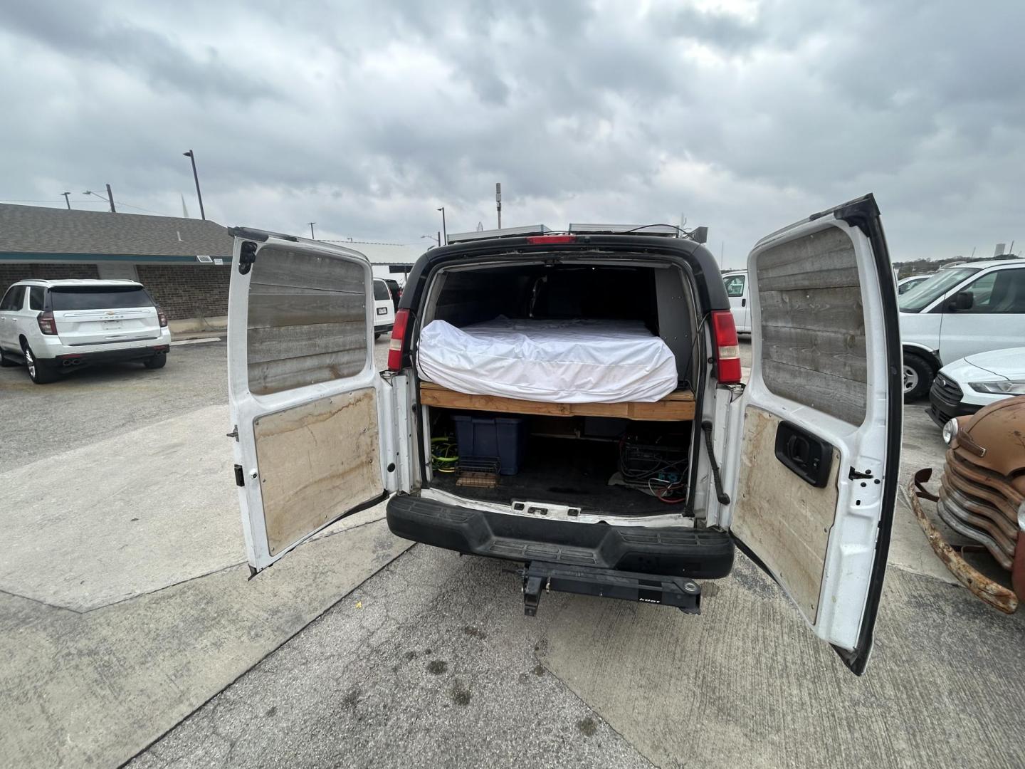 2014 White GMC Savana G2500 Extended Cargo CAMPER CONVERSION (1GTW7GCA3E1) with an 4.8L V8 OHV 16V FFV engine, 6-Speed Automatic transmission, located at 1687 Business 35 S, New Braunfels, TX, 78130, (830) 625-7159, 29.655487, -98.051491 - Photo#10