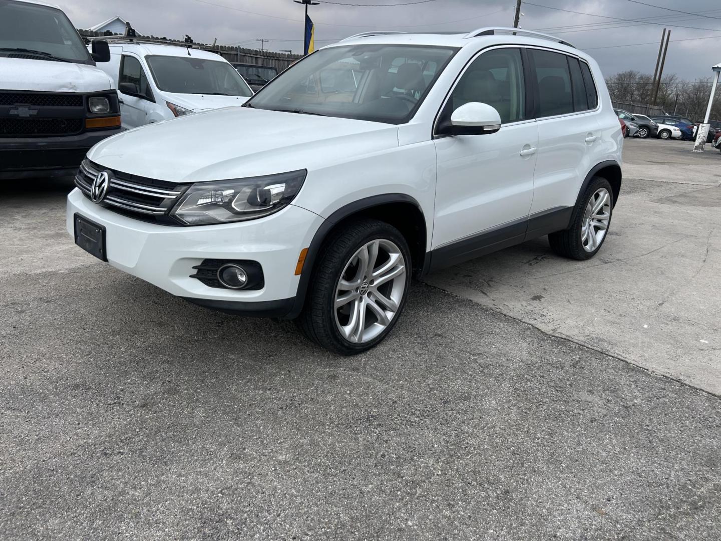 2016 White Volkswagen Tiguan SE (WVGAV7AX2GW) with an 2.0L L4 DOHC 16V TURBO engine, 6A transmission, located at 1687 Business 35 S, New Braunfels, TX, 78130, (830) 625-7159, 29.655487, -98.051491 - Photo#0