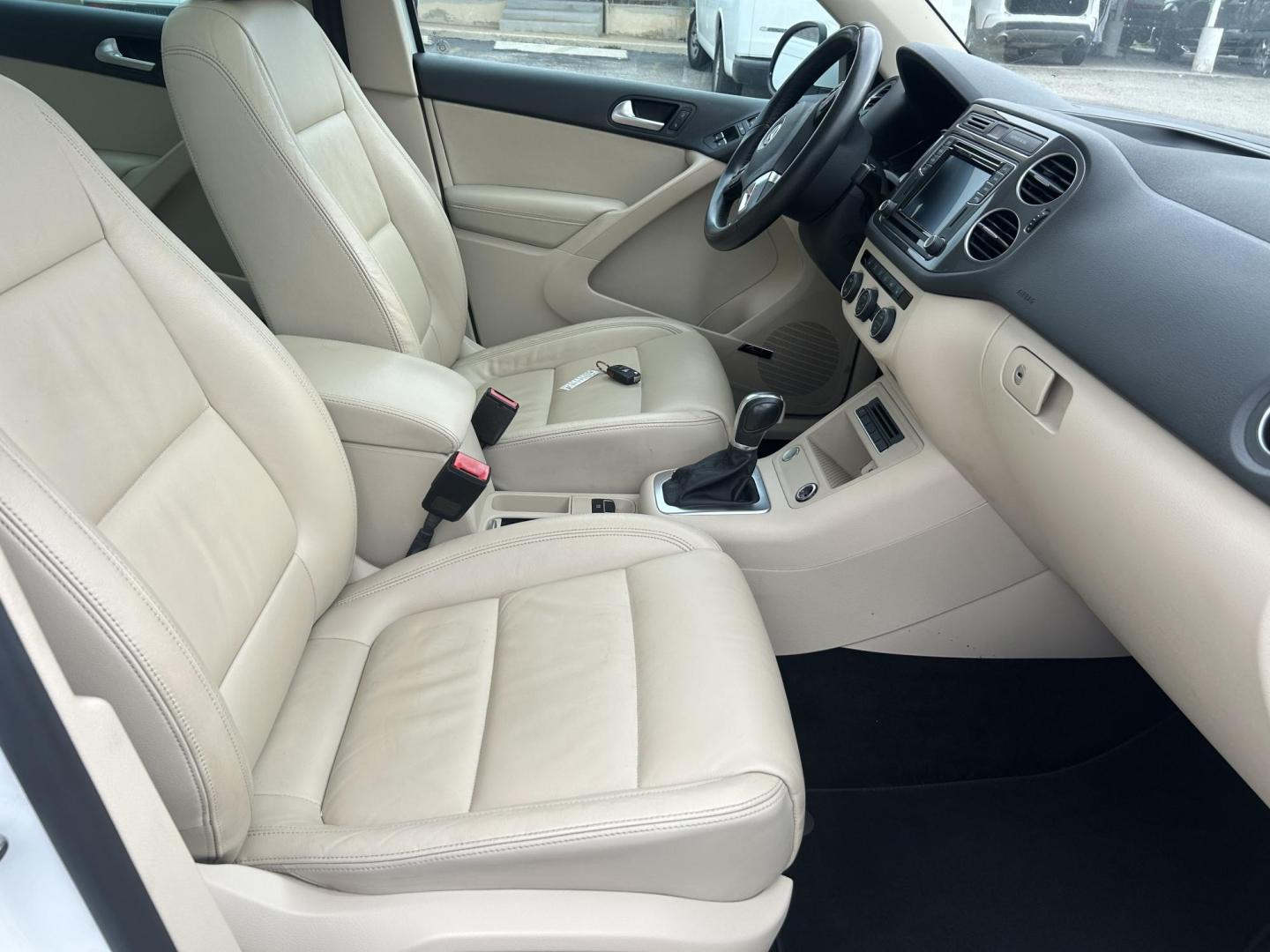 2016 White Volkswagen Tiguan SE (WVGAV7AX2GW) with an 2.0L L4 DOHC 16V TURBO engine, 6A transmission, located at 1687 Business 35 S, New Braunfels, TX, 78130, (830) 625-7159, 29.655487, -98.051491 - Photo#2