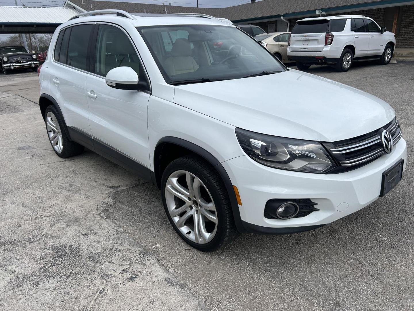 2016 White Volkswagen Tiguan SE (WVGAV7AX2GW) with an 2.0L L4 DOHC 16V TURBO engine, 6A transmission, located at 1687 Business 35 S, New Braunfels, TX, 78130, (830) 625-7159, 29.655487, -98.051491 - Photo#1