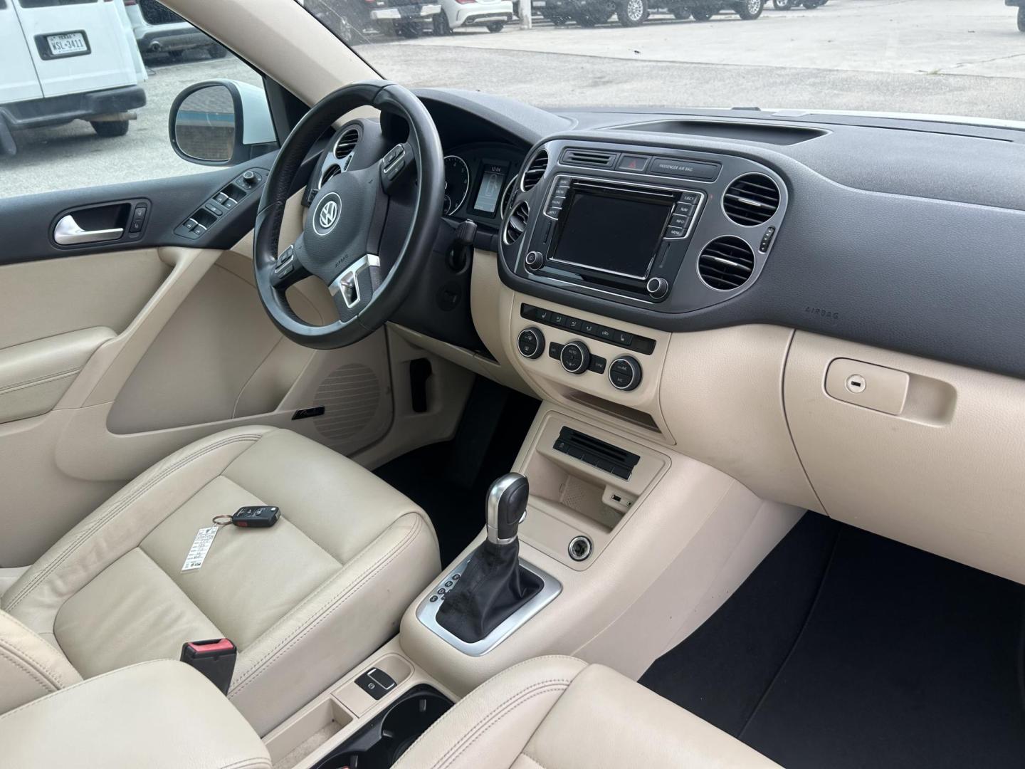 2016 White Volkswagen Tiguan SE (WVGAV7AX2GW) with an 2.0L L4 DOHC 16V TURBO engine, 6A transmission, located at 1687 Business 35 S, New Braunfels, TX, 78130, (830) 625-7159, 29.655487, -98.051491 - Photo#3