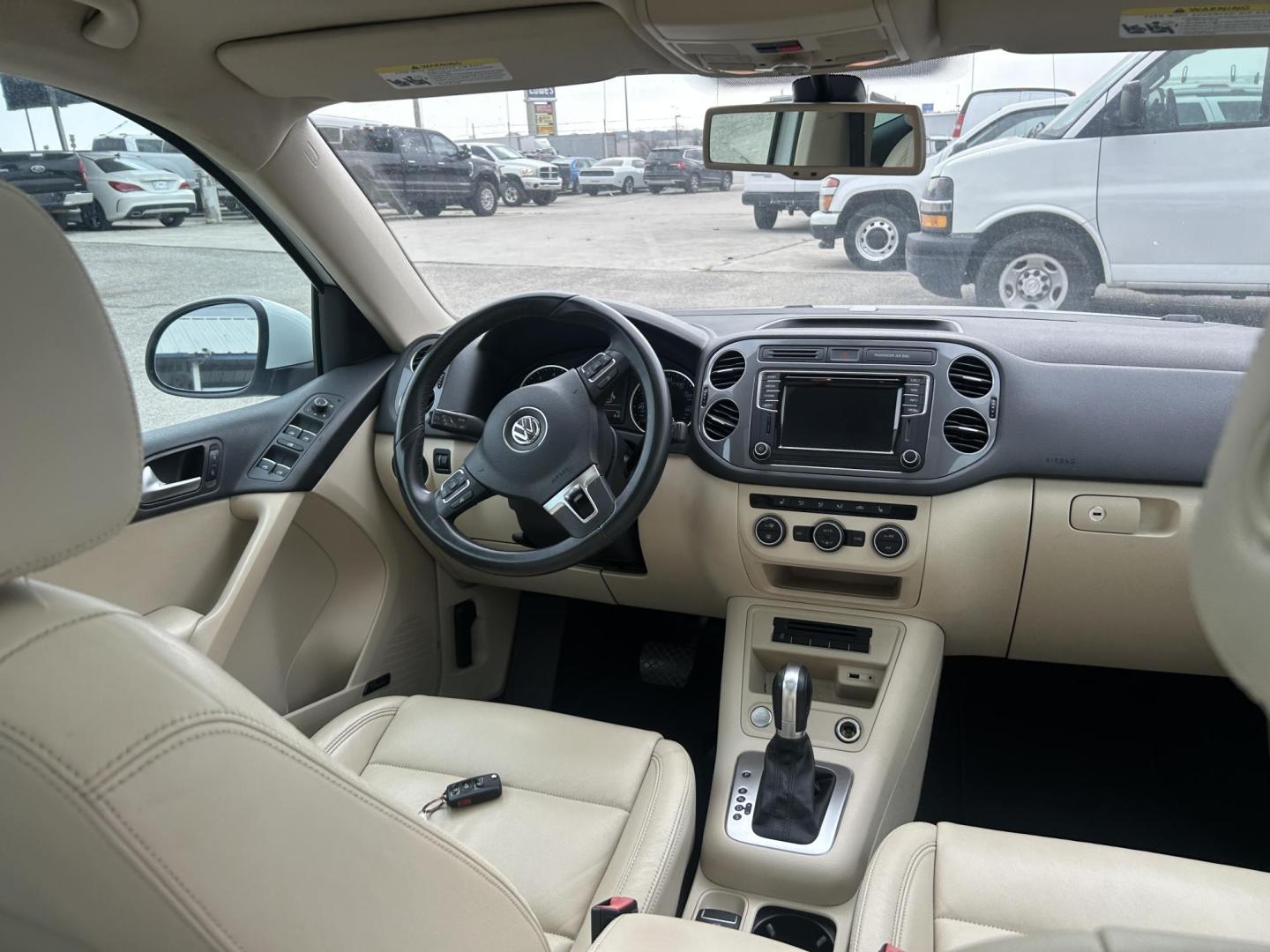 2016 White Volkswagen Tiguan SE (WVGAV7AX2GW) with an 2.0L L4 DOHC 16V TURBO engine, 6A transmission, located at 1687 Business 35 S, New Braunfels, TX, 78130, (830) 625-7159, 29.655487, -98.051491 - Photo#5