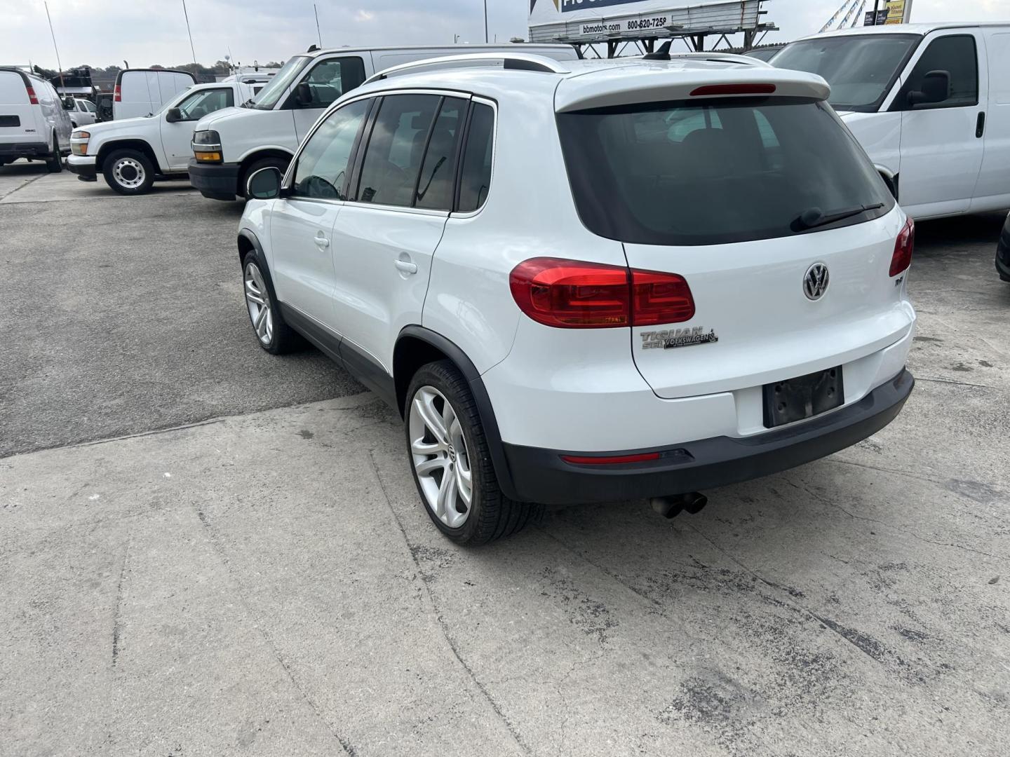2016 White Volkswagen Tiguan SE (WVGAV7AX2GW) with an 2.0L L4 DOHC 16V TURBO engine, 6A transmission, located at 1687 Business 35 S, New Braunfels, TX, 78130, (830) 625-7159, 29.655487, -98.051491 - Photo#7