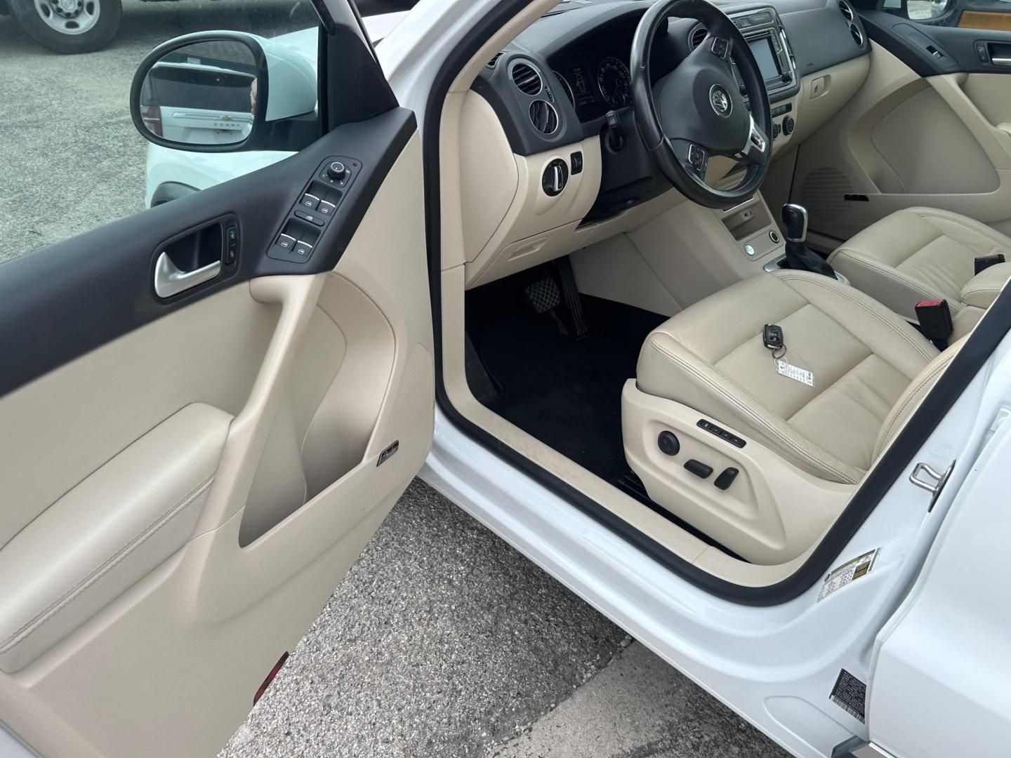 2016 White Volkswagen Tiguan SE (WVGAV7AX2GW) with an 2.0L L4 DOHC 16V TURBO engine, 6A transmission, located at 1687 Business 35 S, New Braunfels, TX, 78130, (830) 625-7159, 29.655487, -98.051491 - Photo#9