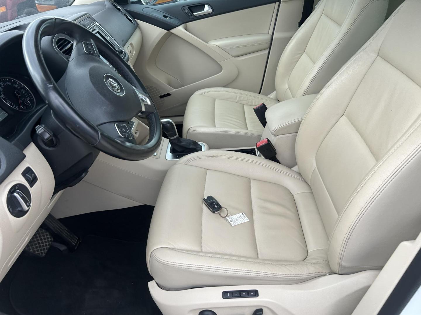 2016 White Volkswagen Tiguan SE (WVGAV7AX2GW) with an 2.0L L4 DOHC 16V TURBO engine, 6A transmission, located at 1687 Business 35 S, New Braunfels, TX, 78130, (830) 625-7159, 29.655487, -98.051491 - Photo#10