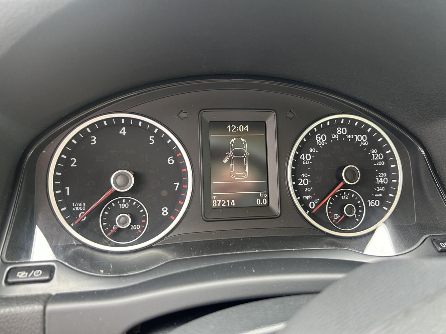 2016 White Volkswagen Tiguan SE (WVGAV7AX2GW) with an 2.0L L4 DOHC 16V TURBO engine, 6A transmission, located at 1687 Business 35 S, New Braunfels, TX, 78130, (830) 625-7159, 29.655487, -98.051491 - Photo#11