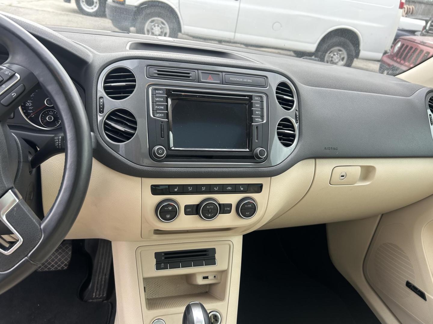 2016 White Volkswagen Tiguan SE (WVGAV7AX2GW) with an 2.0L L4 DOHC 16V TURBO engine, 6A transmission, located at 1687 Business 35 S, New Braunfels, TX, 78130, (830) 625-7159, 29.655487, -98.051491 - Photo#12