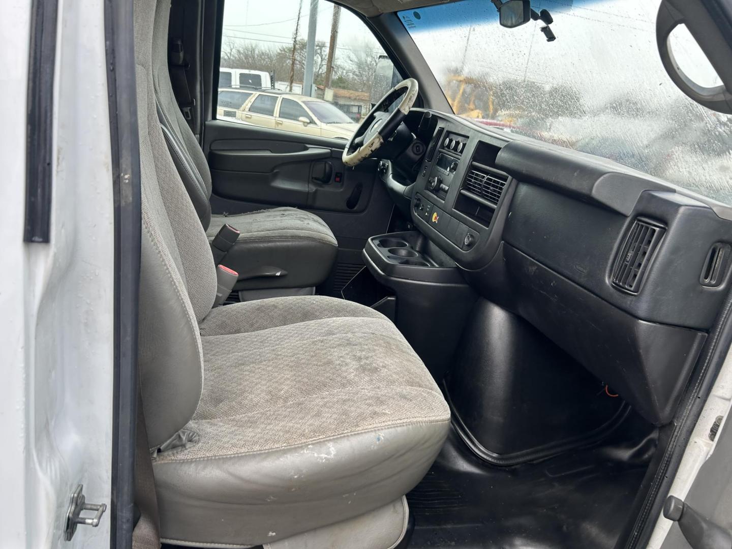 2013 White Chevrolet Express G3500 (1GB0G2CG7D1) with an 6.0L V8 OHV 16V FFV engine, 6-Speed Automatic transmission, located at 1687 Business 35 S, New Braunfels, TX, 78130, (830) 625-7159, 29.655487, -98.051491 - Photo#2
