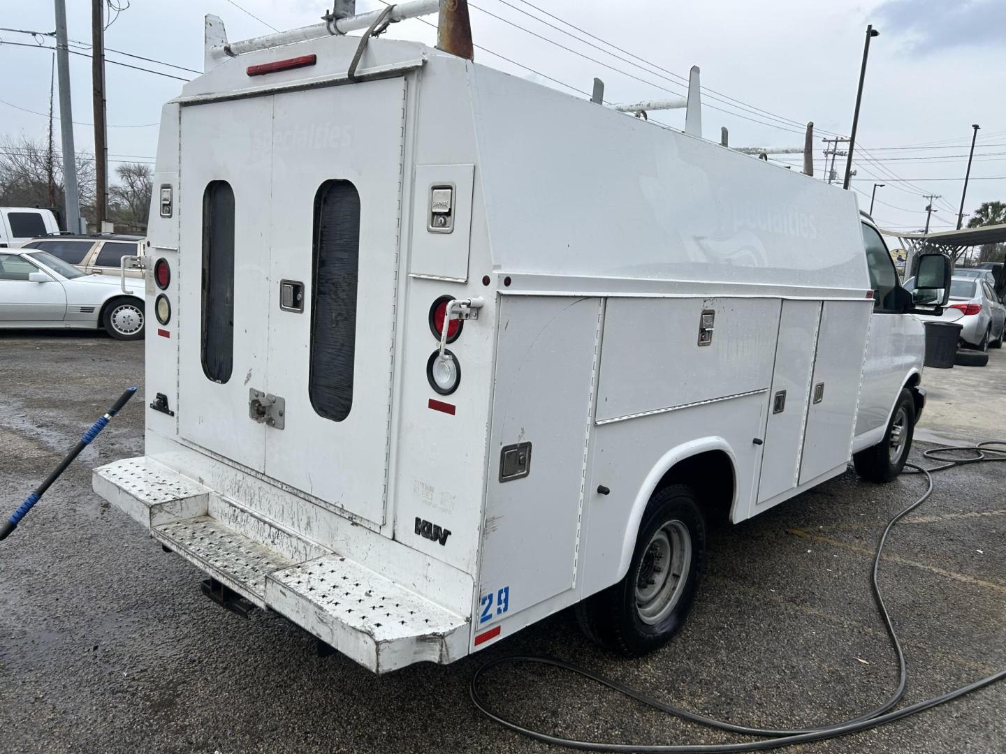 2013 White Chevrolet Express G3500 (1GB0G2CG7D1) with an 6.0L V8 OHV 16V FFV engine, 6-Speed Automatic transmission, located at 1687 Business 35 S, New Braunfels, TX, 78130, (830) 625-7159, 29.655487, -98.051491 - Photo#4