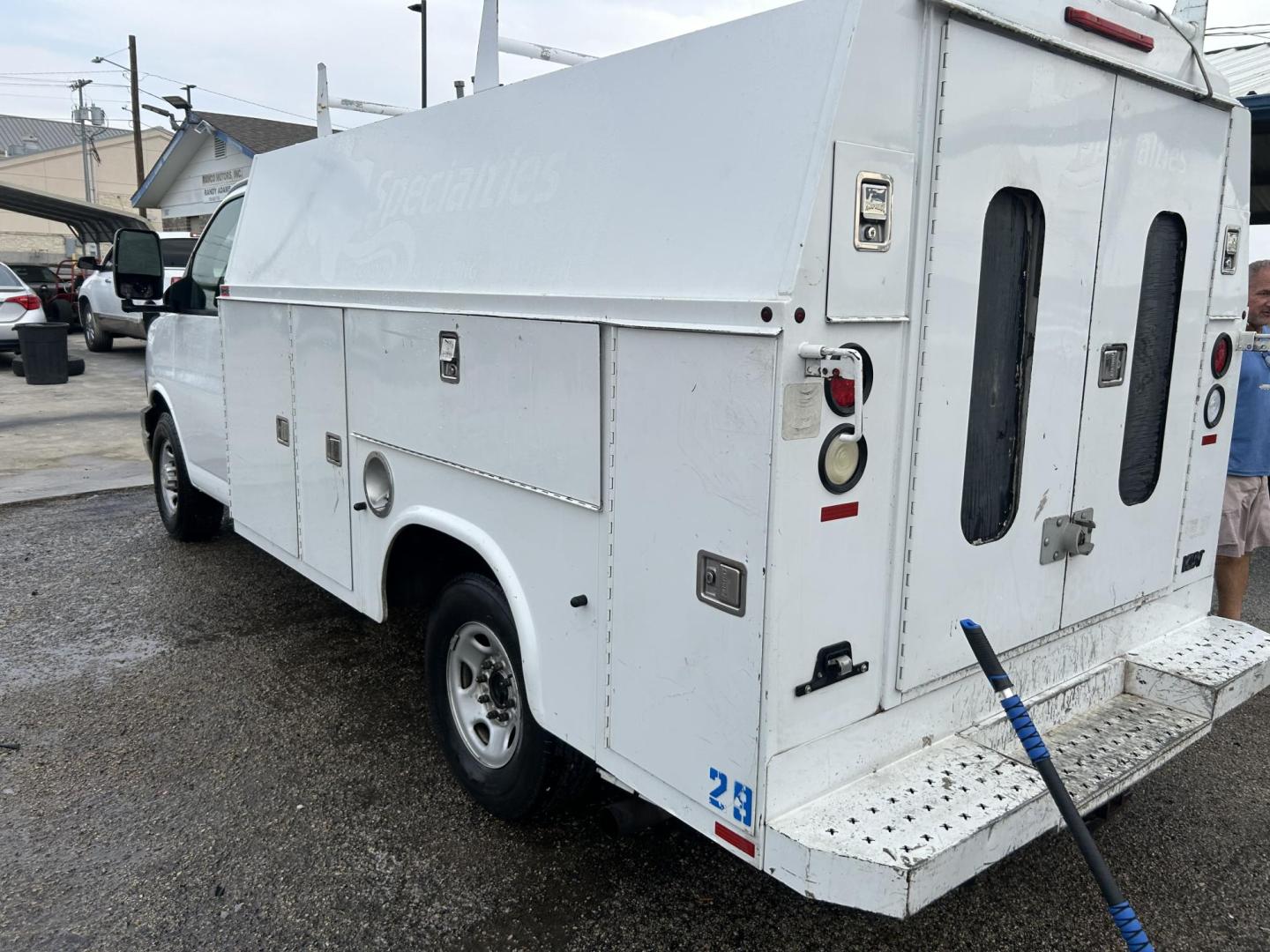 2013 White Chevrolet Express G3500 (1GB0G2CG7D1) with an 6.0L V8 OHV 16V FFV engine, 6-Speed Automatic transmission, located at 1687 Business 35 S, New Braunfels, TX, 78130, (830) 625-7159, 29.655487, -98.051491 - Photo#7
