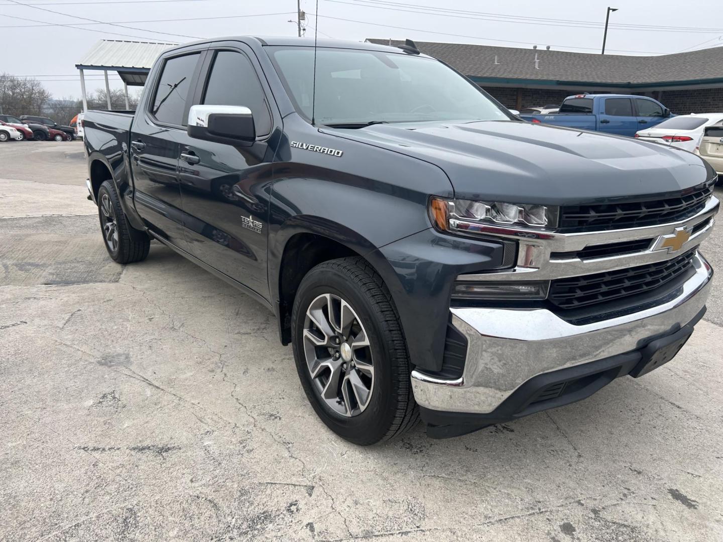 2020 Gray Chevrolet Silverado 1500 LT Crew Cab 2WD (3GCPWCED6LG) with an 5.3L V8 OHV 16V engine, 6A transmission, located at 1687 Business 35 S, New Braunfels, TX, 78130, (830) 625-7159, 29.655487, -98.051491 - Photo#1