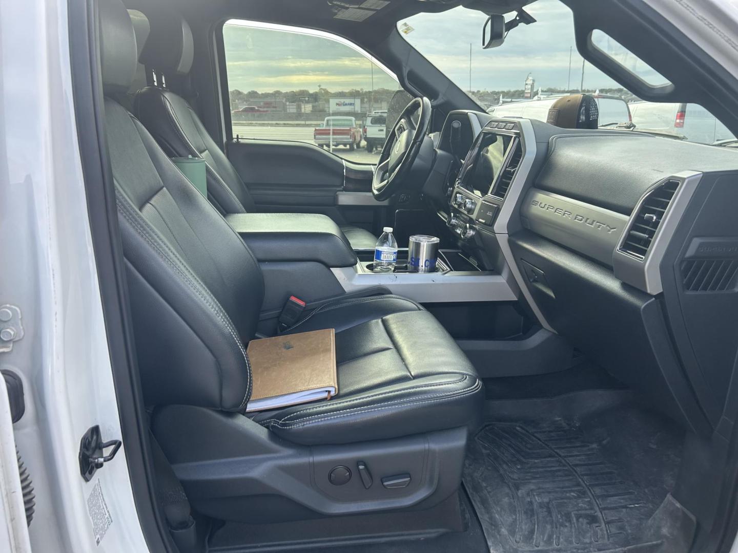 2022 White Ford F-350 SD Larait Crew Cab Long Bed DRW 4WD (1FT8W3DT9NE) with an 6.7L V8 OHV 16V DIESEL engine, 6A transmission, located at 1687 Business 35 S, New Braunfels, TX, 78130, (830) 625-7159, 29.655487, -98.051491 - Photo#2