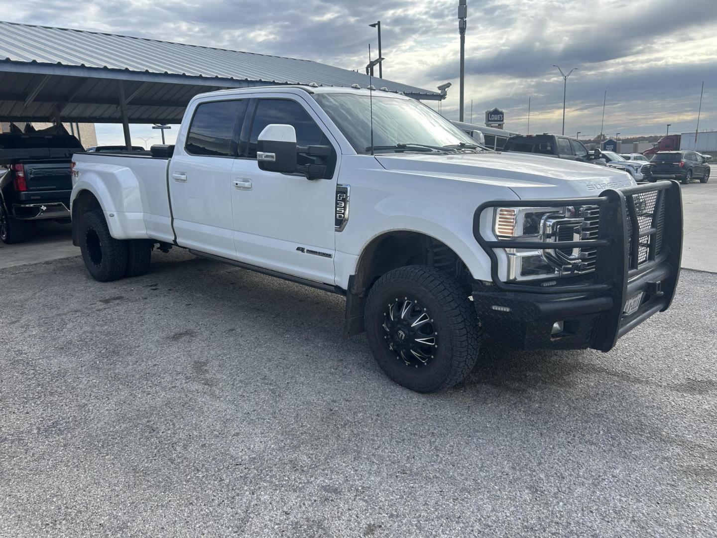 2022 White Ford F-350 SD Larait Crew Cab Long Bed DRW 4WD (1FT8W3DT9NE) with an 6.7L V8 OHV 16V DIESEL engine, 6A transmission, located at 1687 Business 35 S, New Braunfels, TX, 78130, (830) 625-7159, 29.655487, -98.051491 - Photo#1