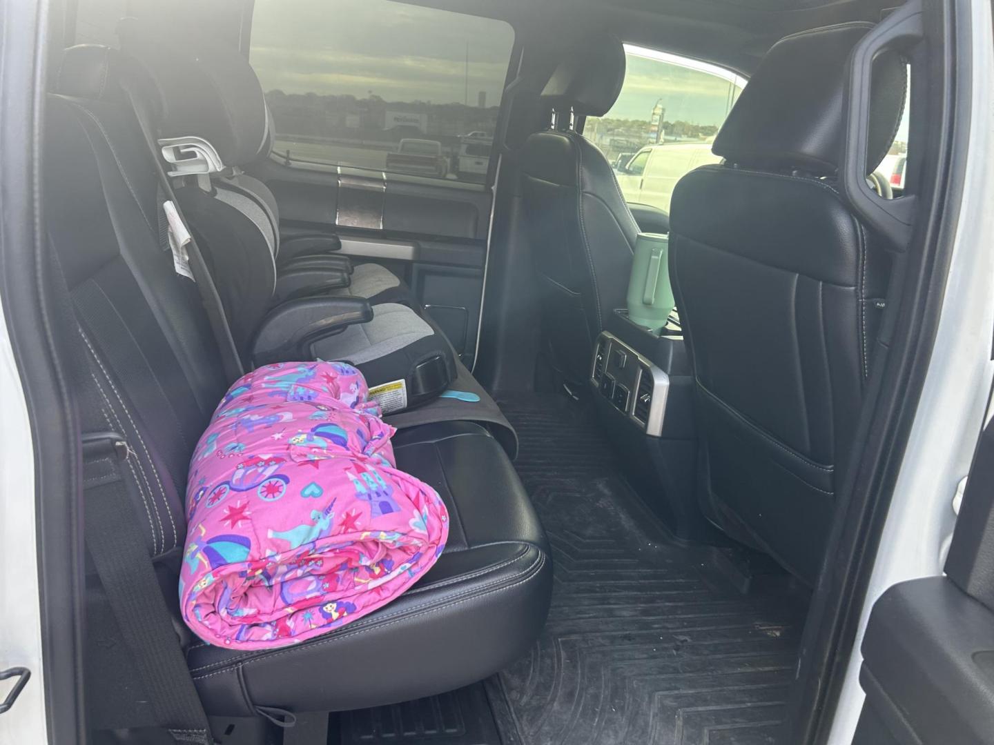 2022 White Ford F-350 SD Larait Crew Cab Long Bed DRW 4WD (1FT8W3DT9NE) with an 6.7L V8 OHV 16V DIESEL engine, 6A transmission, located at 1687 Business 35 S, New Braunfels, TX, 78130, (830) 625-7159, 29.655487, -98.051491 - Photo#4