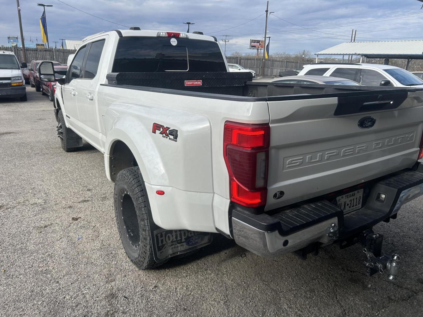 2022 White Ford F-350 SD Larait Crew Cab Long Bed DRW 4WD (1FT8W3DT9NE) with an 6.7L V8 OHV 16V DIESEL engine, 6A transmission, located at 1687 Business 35 S, New Braunfels, TX, 78130, (830) 625-7159, 29.655487, -98.051491 - Photo#7
