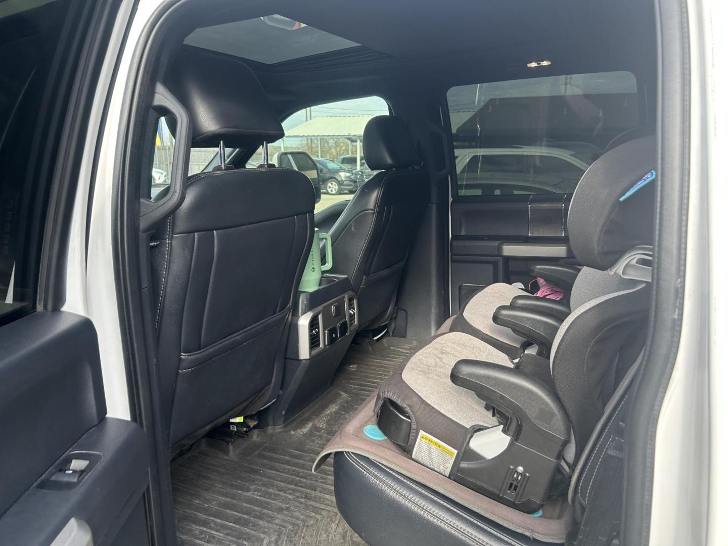 2022 White Ford F-350 SD Larait Crew Cab Long Bed DRW 4WD (1FT8W3DT9NE) with an 6.7L V8 OHV 16V DIESEL engine, 6A transmission, located at 1687 Business 35 S, New Braunfels, TX, 78130, (830) 625-7159, 29.655487, -98.051491 - Photo#8