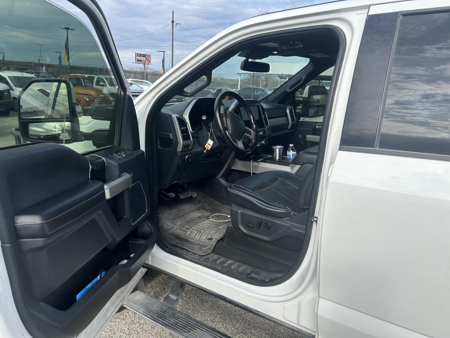 2022 White Ford F-350 SD Larait Crew Cab Long Bed DRW 4WD (1FT8W3DT9NE) with an 6.7L V8 OHV 16V DIESEL engine, 6A transmission, located at 1687 Business 35 S, New Braunfels, TX, 78130, (830) 625-7159, 29.655487, -98.051491 - Photo#9