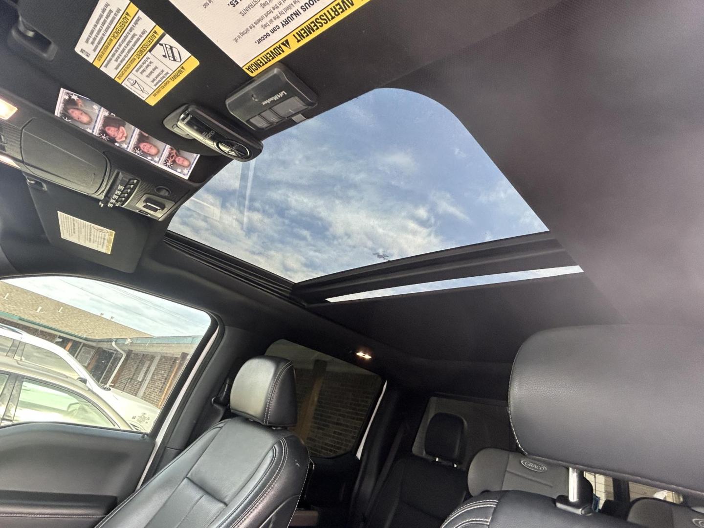 2022 White Ford F-350 SD Larait Crew Cab Long Bed DRW 4WD (1FT8W3DT9NE) with an 6.7L V8 OHV 16V DIESEL engine, 6A transmission, located at 1687 Business 35 S, New Braunfels, TX, 78130, (830) 625-7159, 29.655487, -98.051491 - Photo#13