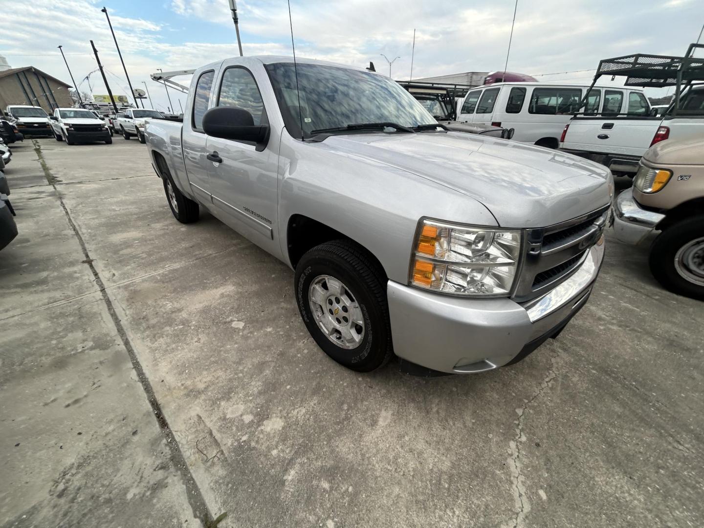 2011 Silver Chevrolet Silverado 1500 LT Ext. Cab 2WD (1GCRCSE0XBZ) with an 5.3L V8 OHV 16V FFV engine, 4-Speed Automatic transmission, located at 1687 Business 35 S, New Braunfels, TX, 78130, (830) 625-7159, 29.655487, -98.051491 - Photo#1