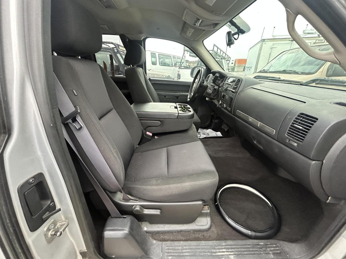 2011 Silver Chevrolet Silverado 1500 LT Ext. Cab 2WD (1GCRCSE0XBZ) with an 5.3L V8 OHV 16V FFV engine, 4-Speed Automatic transmission, located at 1687 Business 35 S, New Braunfels, TX, 78130, (830) 625-7159, 29.655487, -98.051491 - Photo#2