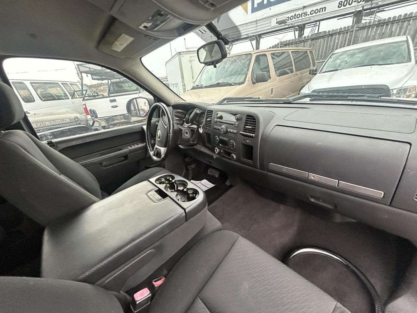 2011 Silver Chevrolet Silverado 1500 LT Ext. Cab 2WD (1GCRCSE0XBZ) with an 5.3L V8 OHV 16V FFV engine, 4-Speed Automatic transmission, located at 1687 Business 35 S, New Braunfels, TX, 78130, (830) 625-7159, 29.655487, -98.051491 - Photo#3