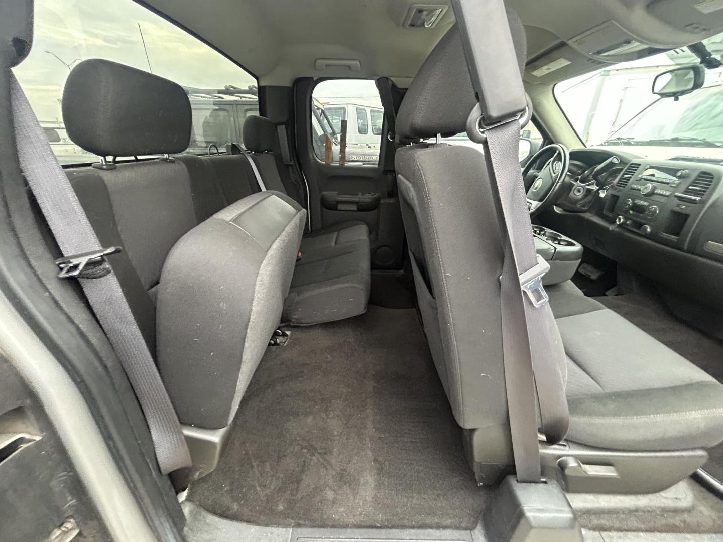 2011 Silver Chevrolet Silverado 1500 LT Ext. Cab 2WD (1GCRCSE0XBZ) with an 5.3L V8 OHV 16V FFV engine, 4-Speed Automatic transmission, located at 1687 Business 35 S, New Braunfels, TX, 78130, (830) 625-7159, 29.655487, -98.051491 - Photo#4