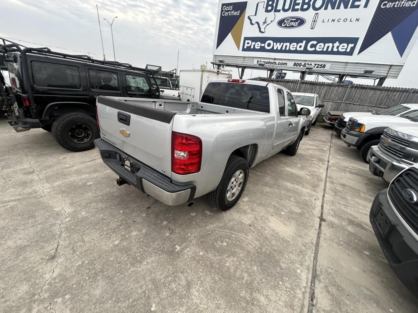 2011 Silver Chevrolet Silverado 1500 LT Ext. Cab 2WD (1GCRCSE0XBZ) with an 5.3L V8 OHV 16V FFV engine, 4-Speed Automatic transmission, located at 1687 Business 35 S, New Braunfels, TX, 78130, (830) 625-7159, 29.655487, -98.051491 - Photo#5
