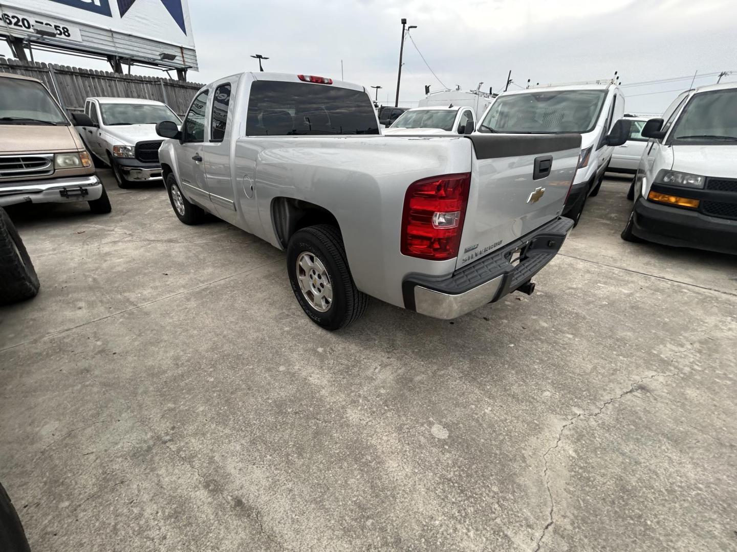 2011 Silver Chevrolet Silverado 1500 LT Ext. Cab 2WD (1GCRCSE0XBZ) with an 5.3L V8 OHV 16V FFV engine, 4-Speed Automatic transmission, located at 1687 Business 35 S, New Braunfels, TX, 78130, (830) 625-7159, 29.655487, -98.051491 - Photo#6