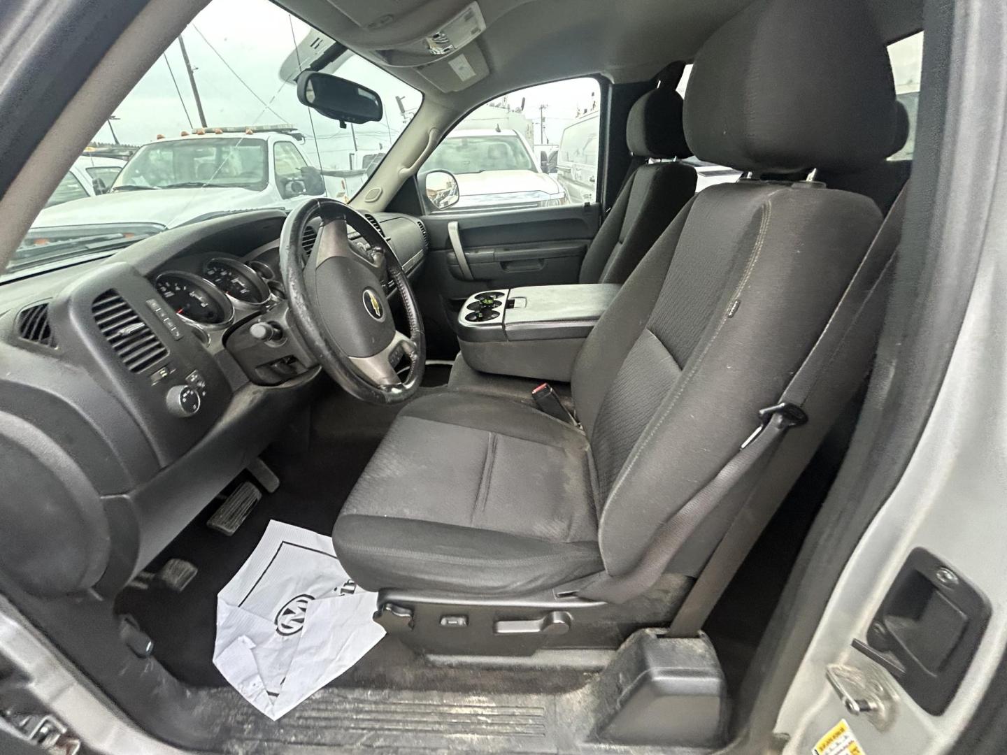 2011 Silver Chevrolet Silverado 1500 LT Ext. Cab 2WD (1GCRCSE0XBZ) with an 5.3L V8 OHV 16V FFV engine, 4-Speed Automatic transmission, located at 1687 Business 35 S, New Braunfels, TX, 78130, (830) 625-7159, 29.655487, -98.051491 - Photo#8
