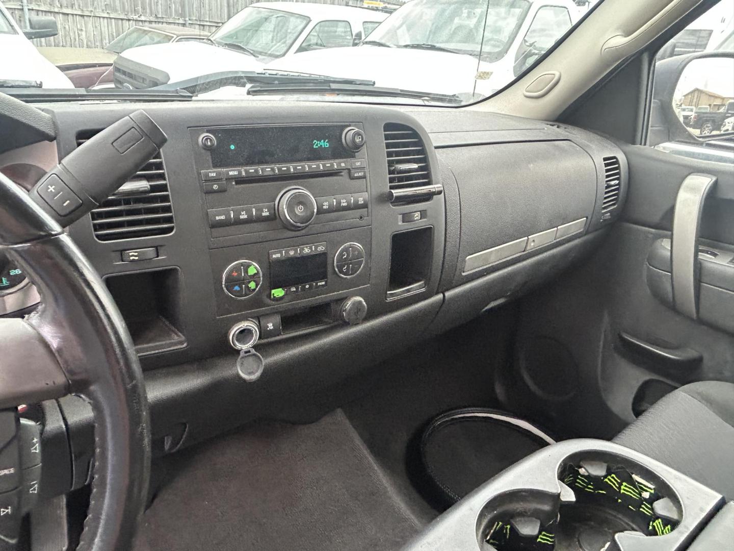 2011 Silver Chevrolet Silverado 1500 LT Ext. Cab 2WD (1GCRCSE0XBZ) with an 5.3L V8 OHV 16V FFV engine, 4-Speed Automatic transmission, located at 1687 Business 35 S, New Braunfels, TX, 78130, (830) 625-7159, 29.655487, -98.051491 - Photo#10