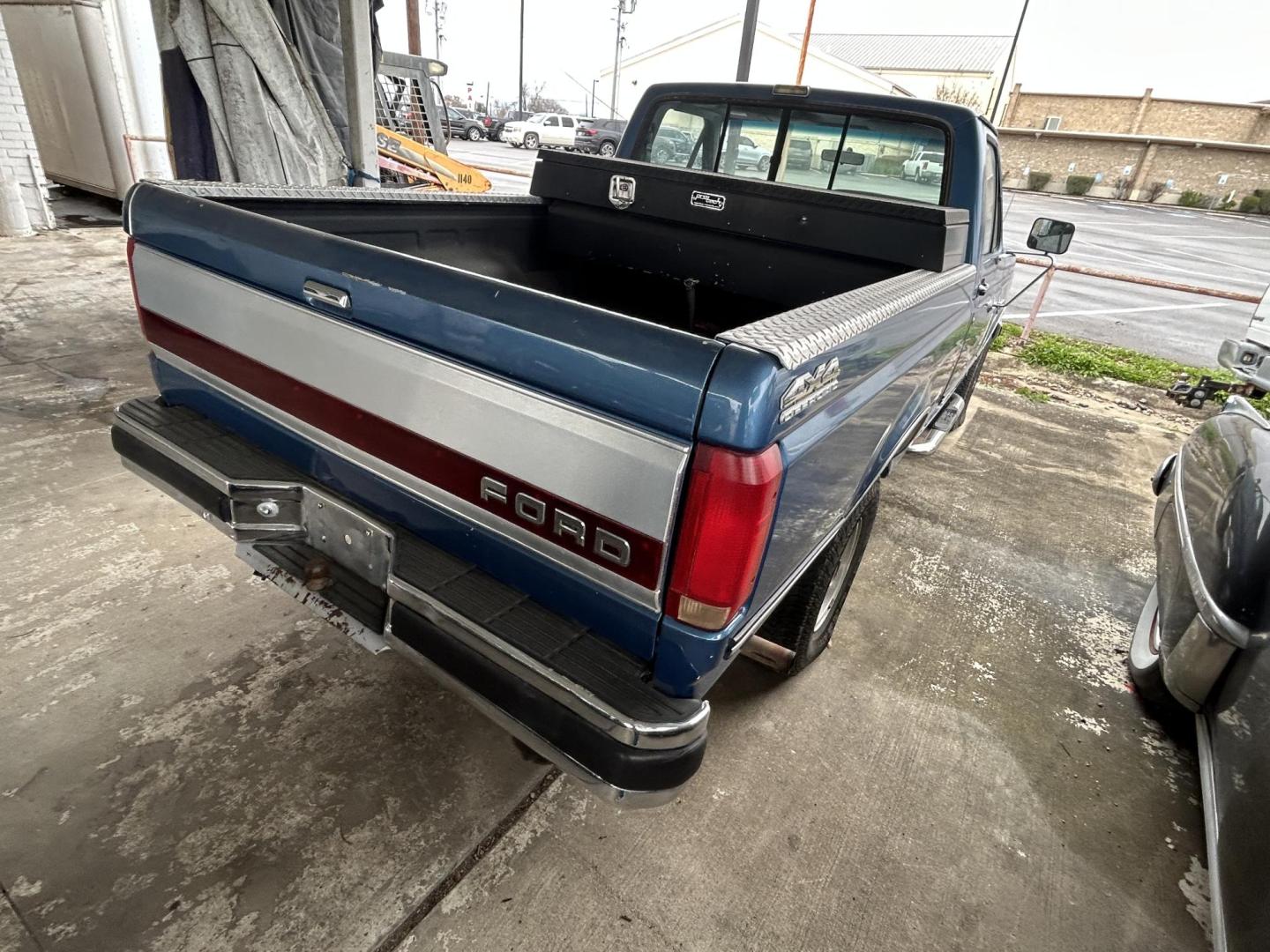 1991 Blue Ford F-150 Reg. Cab Long Bed 4WD (2FTEF14N1MC) with an 5.0L V8 OHV 16V engine, 4-Speed Automatic Overdrive transmission, located at 1687 Business 35 S, New Braunfels, TX, 78130, (830) 625-7159, 29.655487, -98.051491 - Photo#4