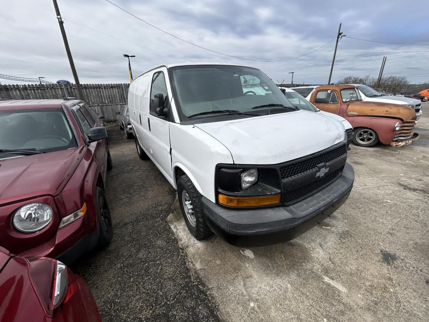 2016 White Chevrolet Express 2500 Cargo (1GCWGAFF2G1) with an 4.8L V8 FFV engine, 6A transmission, located at 1687 Business 35 S, New Braunfels, TX, 78130, (830) 625-7159, 29.655487, -98.051491 - Photo#1