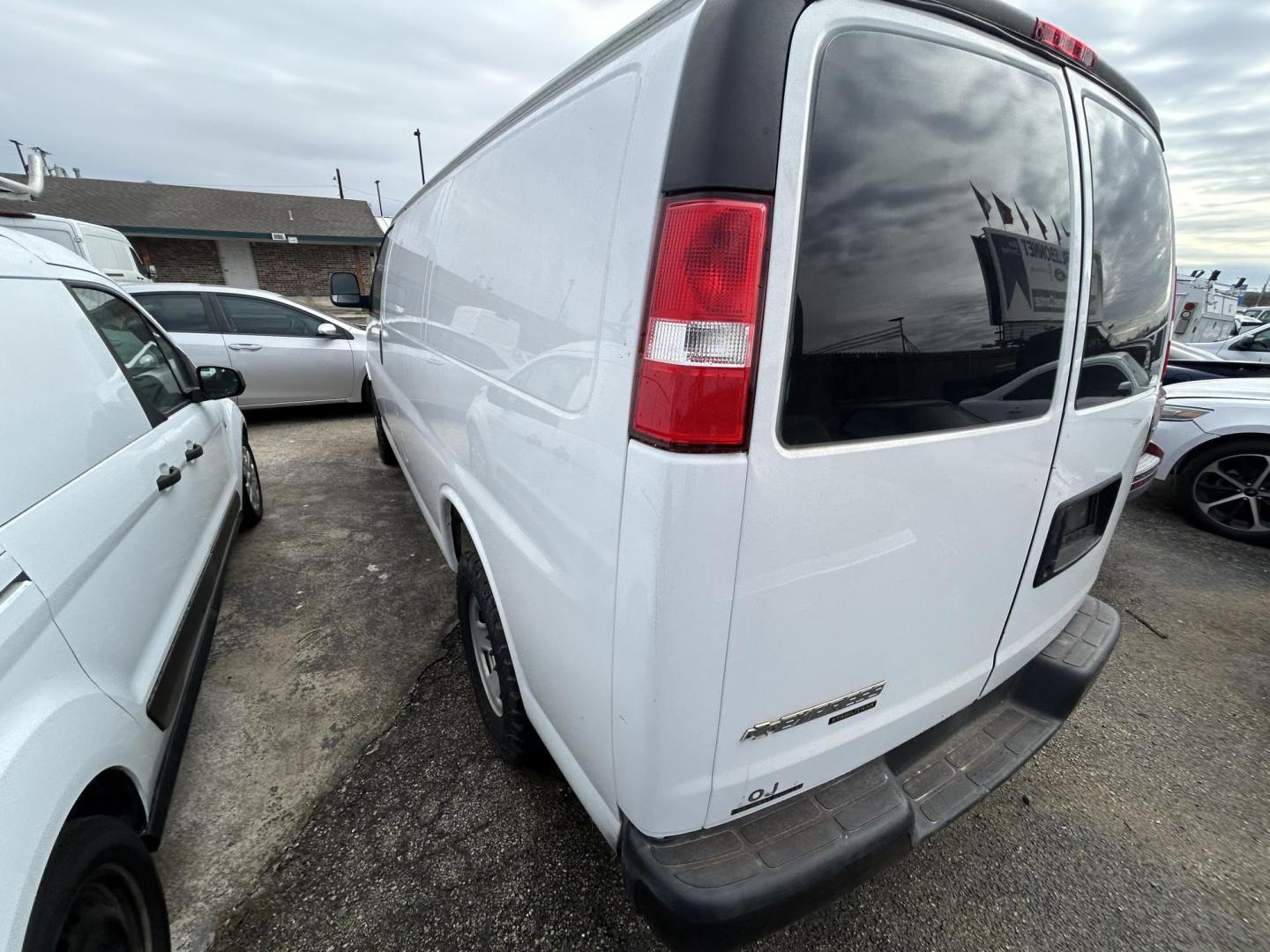 2016 White Chevrolet Express 2500 Cargo (1GCWGAFF2G1) with an 4.8L V8 FFV engine, 6A transmission, located at 1687 Business 35 S, New Braunfels, TX, 78130, (830) 625-7159, 29.655487, -98.051491 - Photo#5