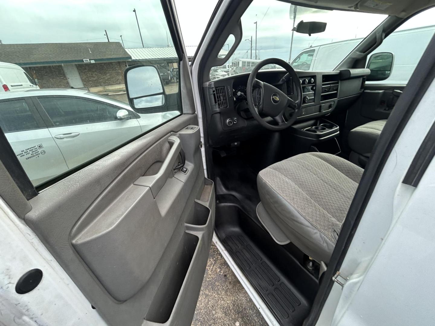 2016 White Chevrolet Express 2500 Cargo (1GCWGAFF2G1) with an 4.8L V8 FFV engine, 6A transmission, located at 1687 Business 35 S, New Braunfels, TX, 78130, (830) 625-7159, 29.655487, -98.051491 - Photo#6