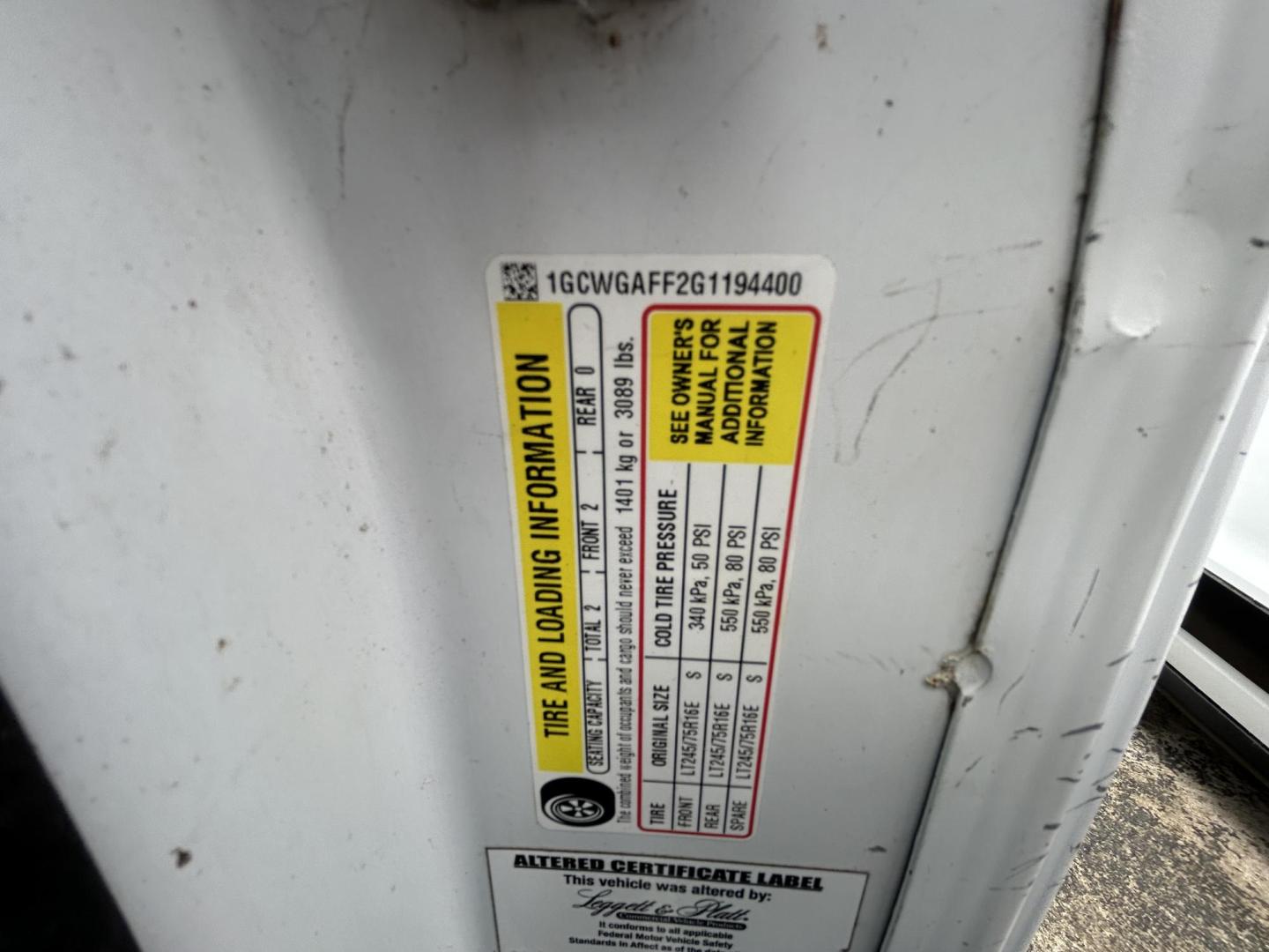 2016 White Chevrolet Express 2500 Cargo (1GCWGAFF2G1) with an 4.8L V8 FFV engine, 6A transmission, located at 1687 Business 35 S, New Braunfels, TX, 78130, (830) 625-7159, 29.655487, -98.051491 - Photo#11