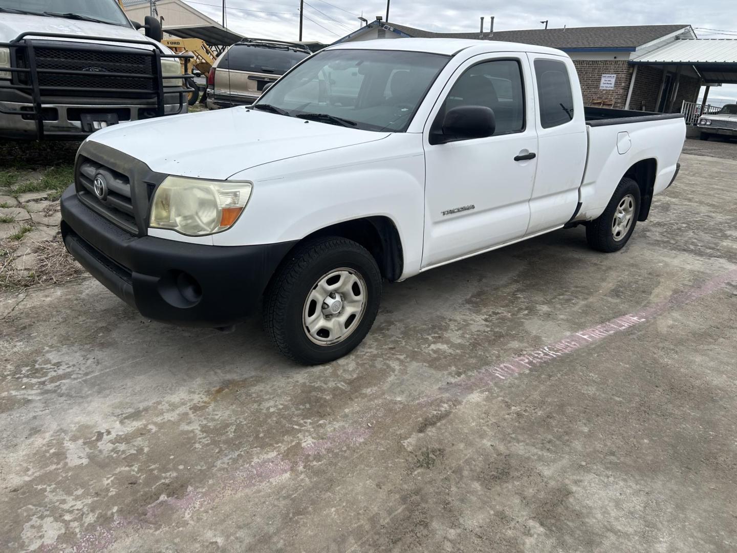 2010 White Toyota Tacoma Access Cab 2WD (5TETX4CN7AZ) with an 2.7L L4 DOHC 16V engine, 5-Speed Manual transmission, located at 1687 Business 35 S, New Braunfels, TX, 78130, (830) 625-7159, 29.655487, -98.051491 - Photo#0