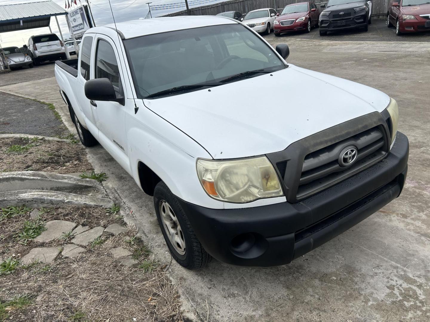 2010 White Toyota Tacoma Access Cab 2WD (5TETX4CN7AZ) with an 2.7L L4 DOHC 16V engine, 5-Speed Manual transmission, located at 1687 Business 35 S, New Braunfels, TX, 78130, (830) 625-7159, 29.655487, -98.051491 - Photo#1