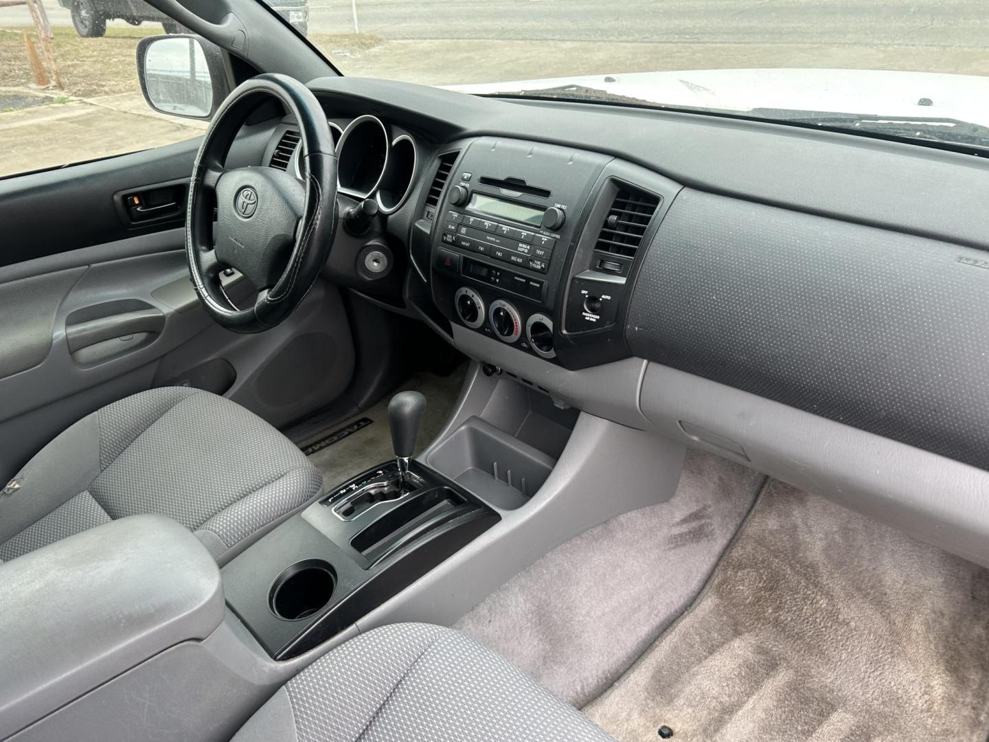 2010 White Toyota Tacoma Access Cab 2WD (5TETX4CN7AZ) with an 2.7L L4 DOHC 16V engine, 5-Speed Manual transmission, located at 1687 Business 35 S, New Braunfels, TX, 78130, (830) 625-7159, 29.655487, -98.051491 - Photo#3