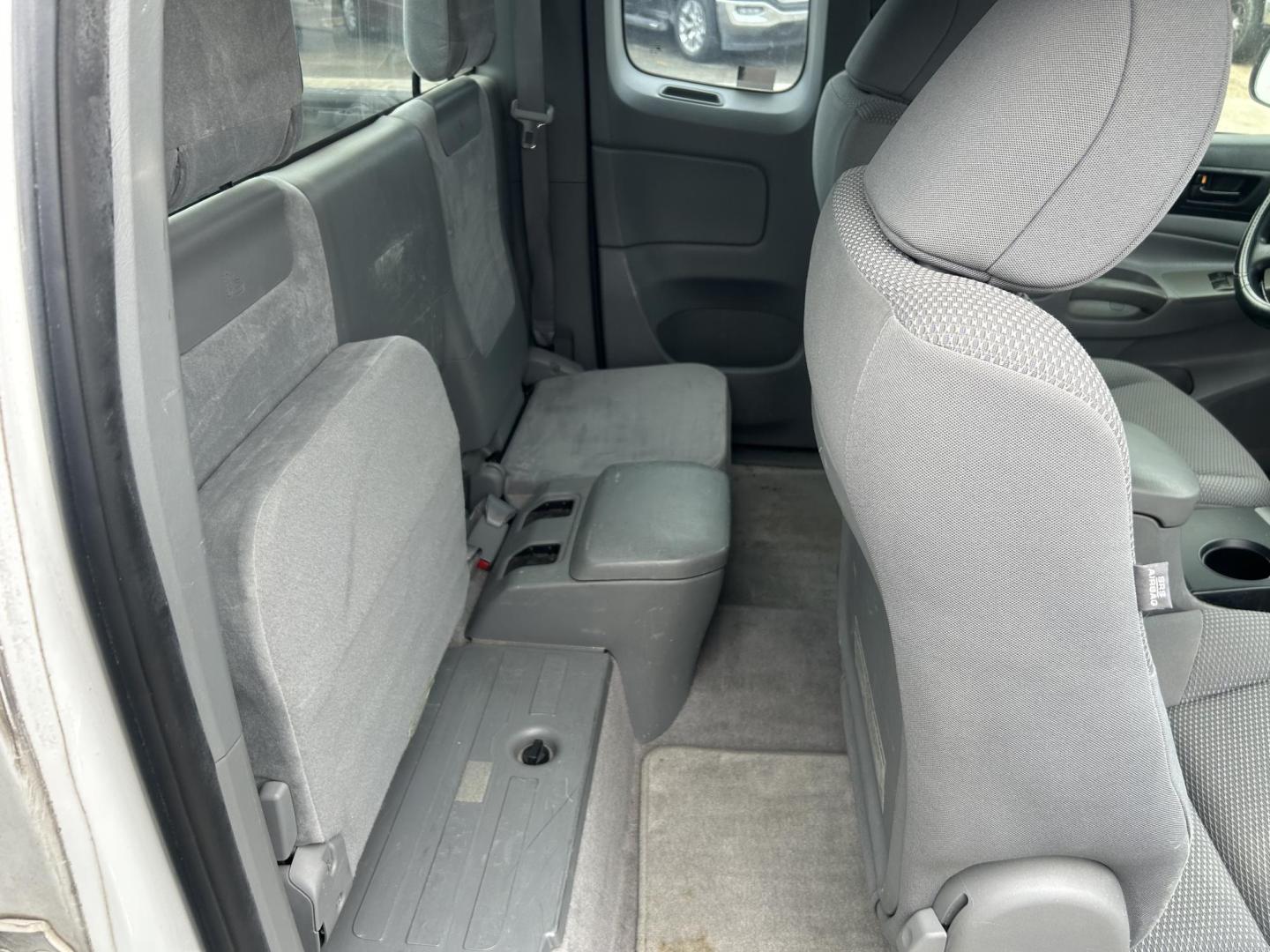 2010 White Toyota Tacoma Access Cab 2WD (5TETX4CN7AZ) with an 2.7L L4 DOHC 16V engine, 5-Speed Manual transmission, located at 1687 Business 35 S, New Braunfels, TX, 78130, (830) 625-7159, 29.655487, -98.051491 - Photo#4