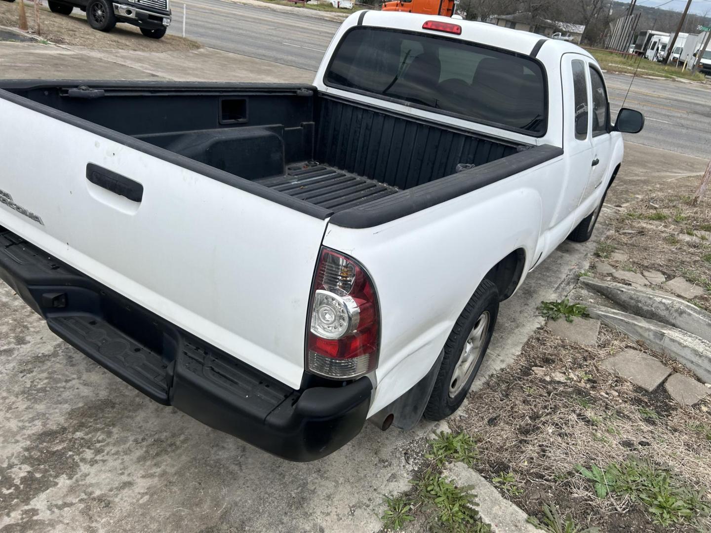 2010 White Toyota Tacoma Access Cab 2WD (5TETX4CN7AZ) with an 2.7L L4 DOHC 16V engine, 5-Speed Manual transmission, located at 1687 Business 35 S, New Braunfels, TX, 78130, (830) 625-7159, 29.655487, -98.051491 - Photo#5