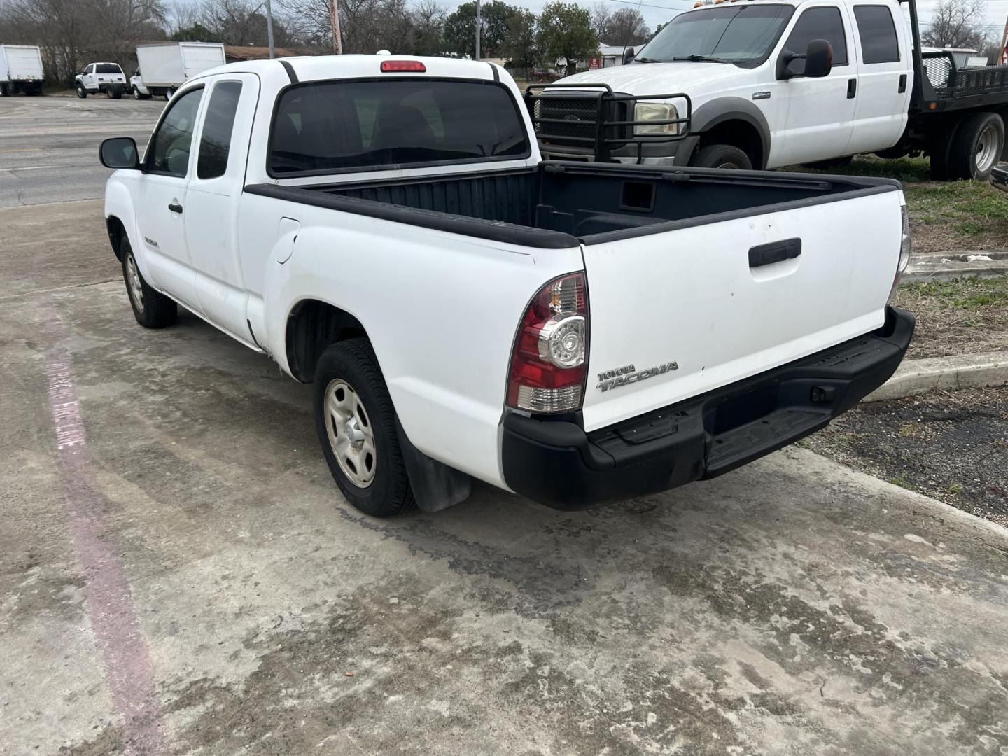 2010 White Toyota Tacoma Access Cab 2WD (5TETX4CN7AZ) with an 2.7L L4 DOHC 16V engine, 5-Speed Manual transmission, located at 1687 Business 35 S, New Braunfels, TX, 78130, (830) 625-7159, 29.655487, -98.051491 - Photo#6
