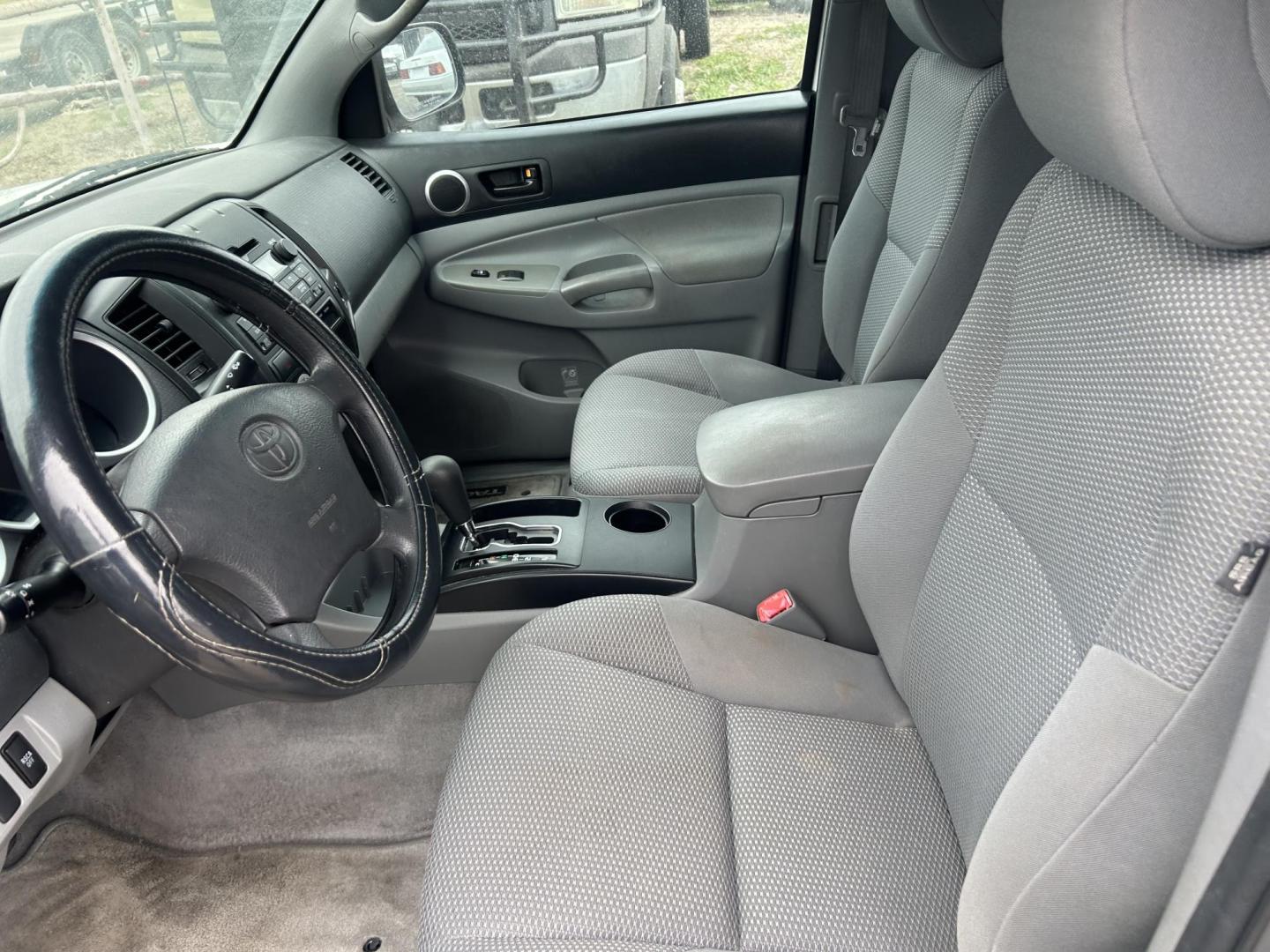 2010 White Toyota Tacoma Access Cab 2WD (5TETX4CN7AZ) with an 2.7L L4 DOHC 16V engine, 5-Speed Manual transmission, located at 1687 Business 35 S, New Braunfels, TX, 78130, (830) 625-7159, 29.655487, -98.051491 - Photo#8