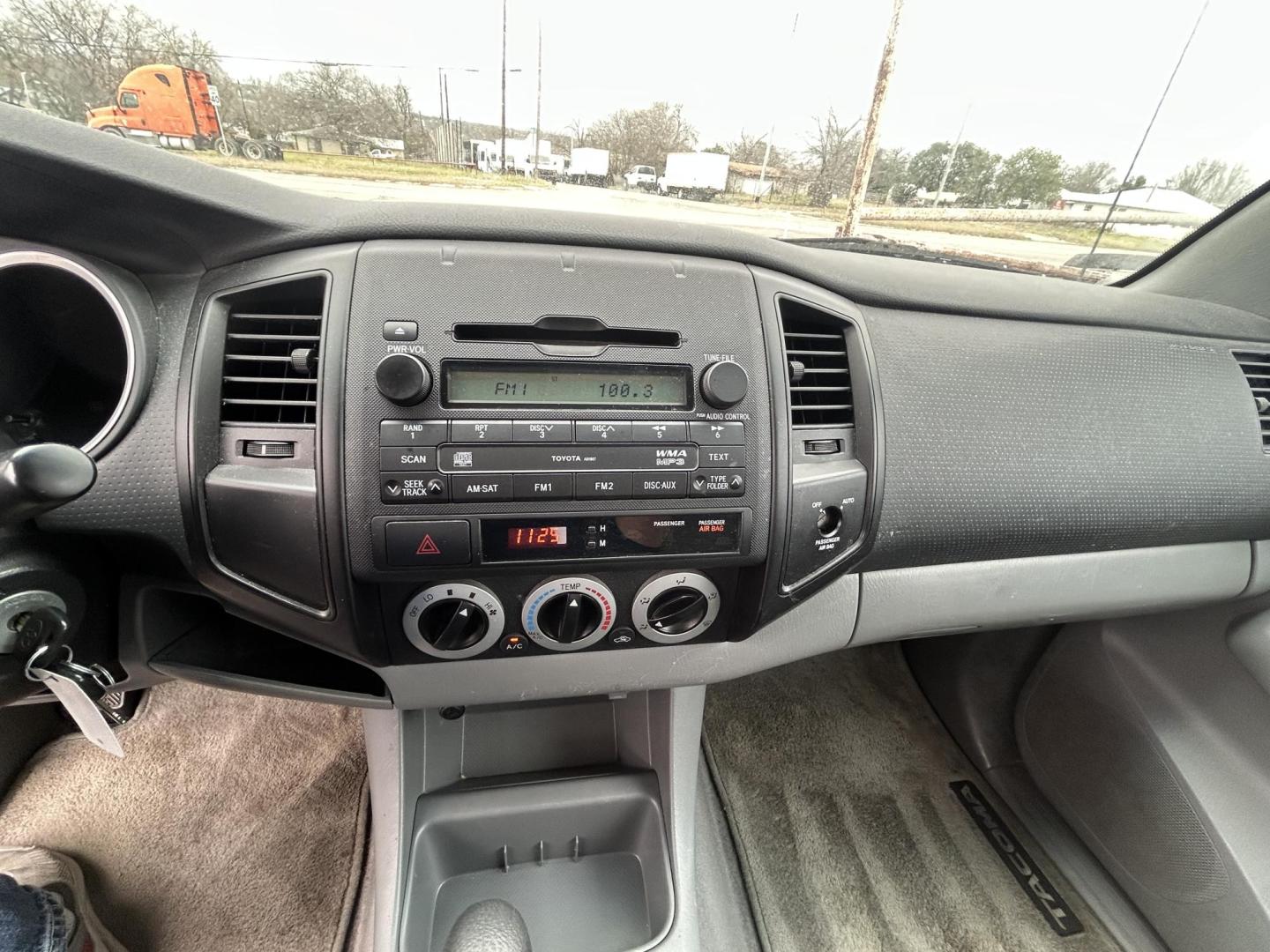 2010 White Toyota Tacoma Access Cab 2WD (5TETX4CN7AZ) with an 2.7L L4 DOHC 16V engine, 5-Speed Manual transmission, located at 1687 Business 35 S, New Braunfels, TX, 78130, (830) 625-7159, 29.655487, -98.051491 - Photo#10
