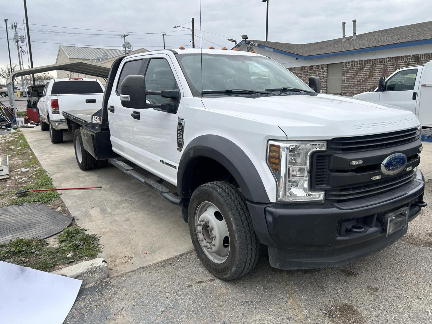 2019 White Ford F-450 SD Crew Cab DRW 4WD (1FD0W4HT3KE) with an 6.7L V8 OHV 16V DIESEL engine, located at 1687 Business 35 S, New Braunfels, TX, 78130, (830) 625-7159, 29.655487, -98.051491 - Photo#1