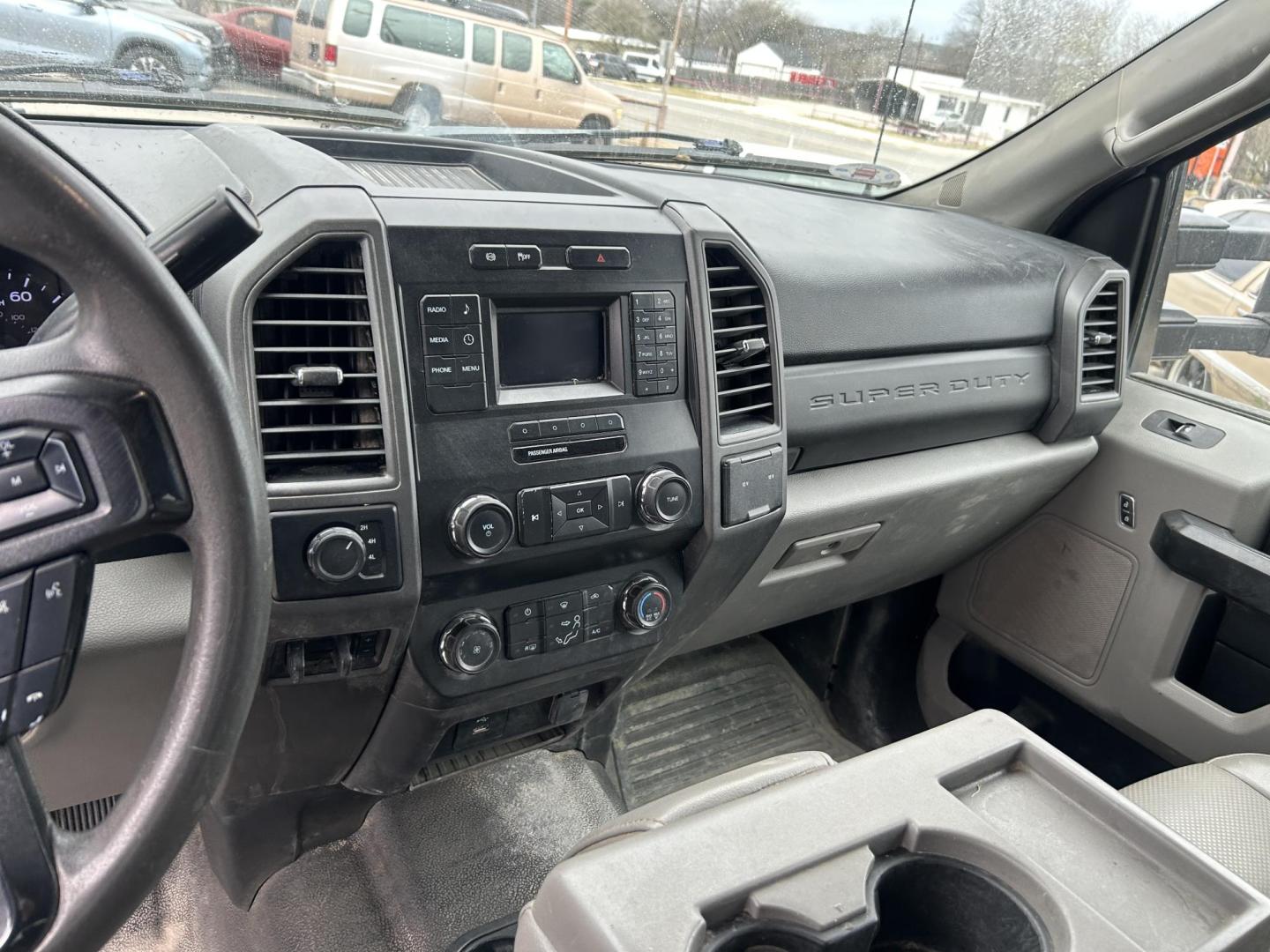 2019 White Ford F-450 SD Crew Cab DRW 4WD (1FD0W4HT3KE) with an 6.7L V8 OHV 16V DIESEL engine, located at 1687 Business 35 S, New Braunfels, TX, 78130, (830) 625-7159, 29.655487, -98.051491 - Photo#4