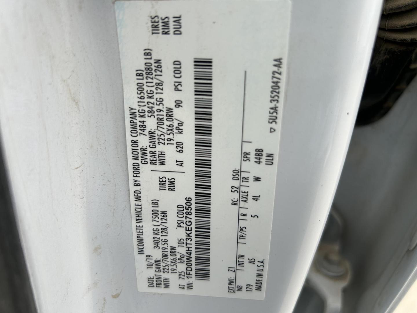 2019 White Ford F-450 SD Crew Cab DRW 4WD (1FD0W4HT3KE) with an 6.7L V8 OHV 16V DIESEL engine, located at 1687 Business 35 S, New Braunfels, TX, 78130, (830) 625-7159, 29.655487, -98.051491 - Photo#5