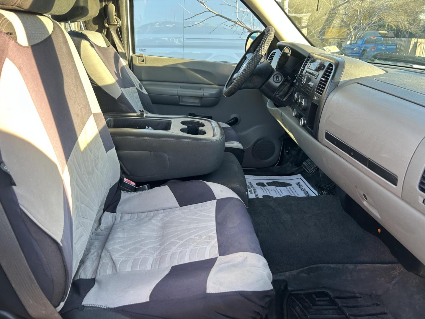 2008 White Chevrolet Silverado 1500 LT1 Long Box 2WD (1GCEC14X88Z) with an 4.3L V6 OHV 12V engine, 4-Speed Automatic Overdrive transmission, located at 1687 Business 35 S, New Braunfels, TX, 78130, (830) 625-7159, 29.655487, -98.051491 - Photo#2